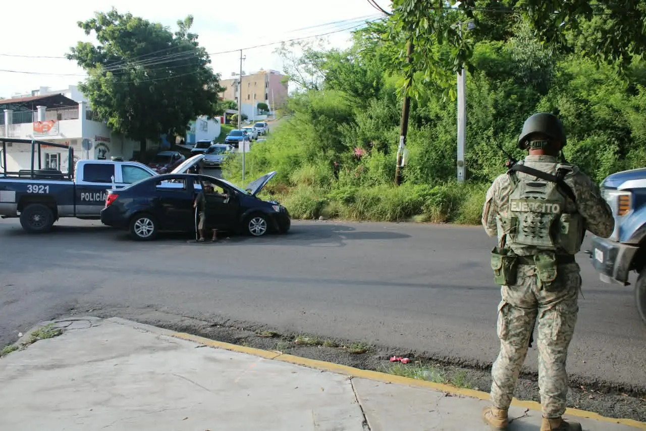 $!Choque de patrulla de la Policía Municipal y auto particular deja tres heridos en Cañadas, en Culiacán