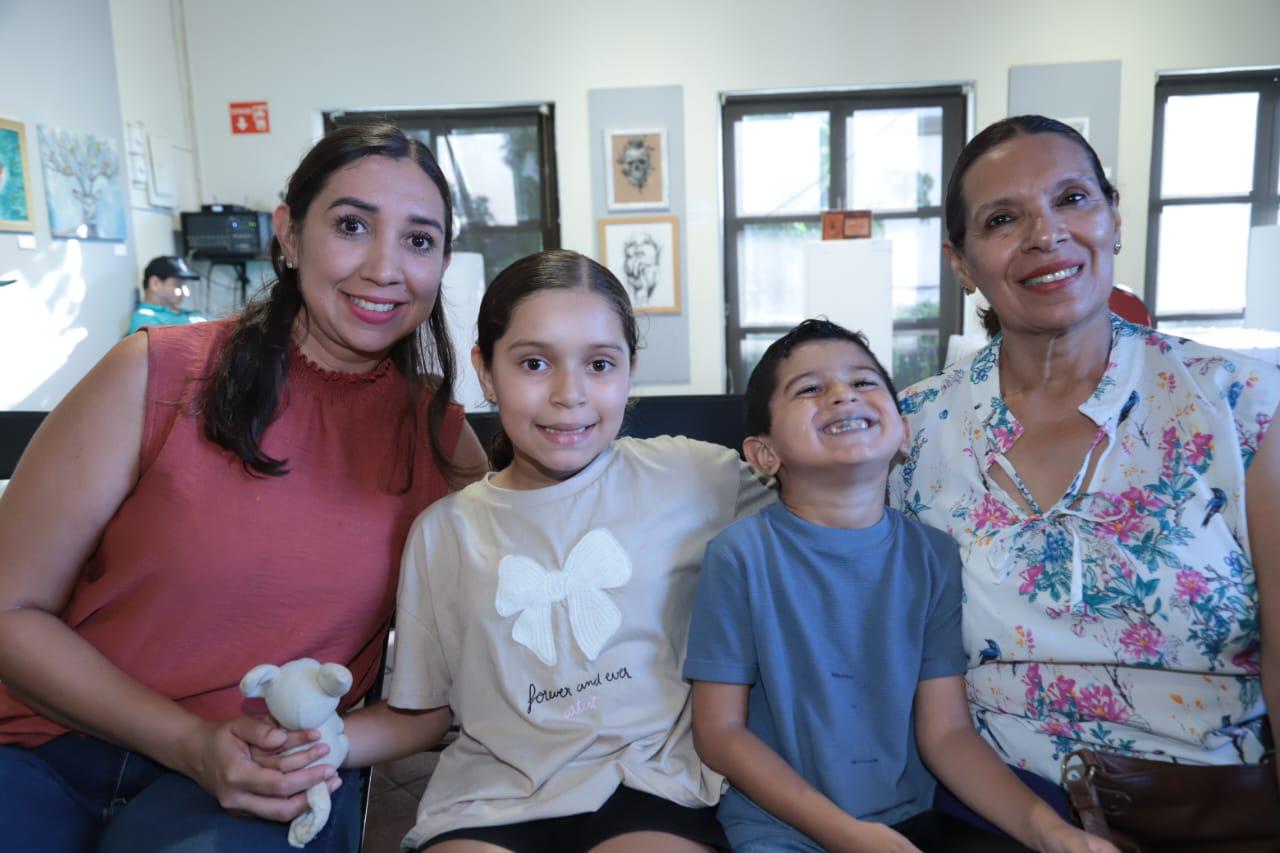 $!Marcela Mancilla, Mara Eva y Carlos Manuel Díaz, y Ángela Jiménez.