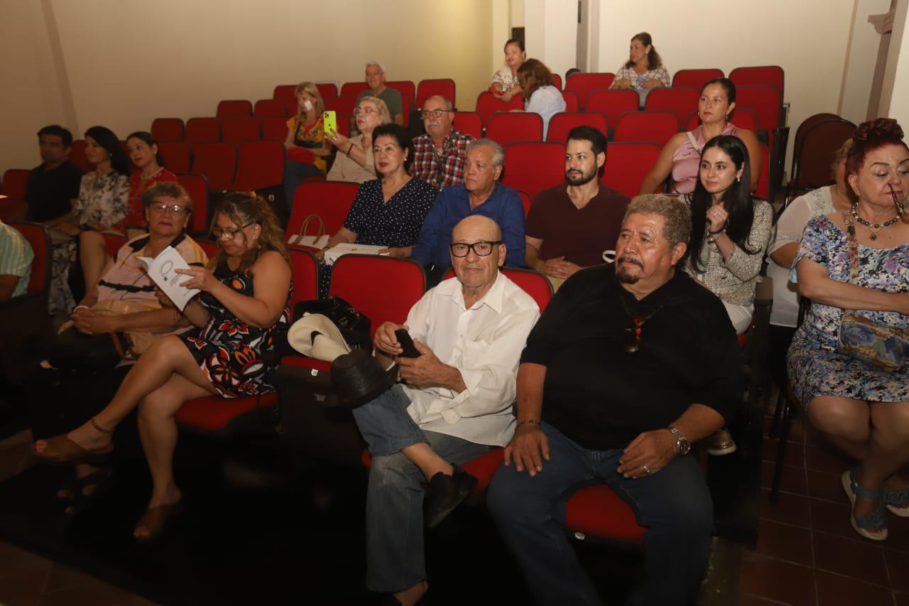 $!Amigos y familiares de la autora se dieron cita en Casa Haas.