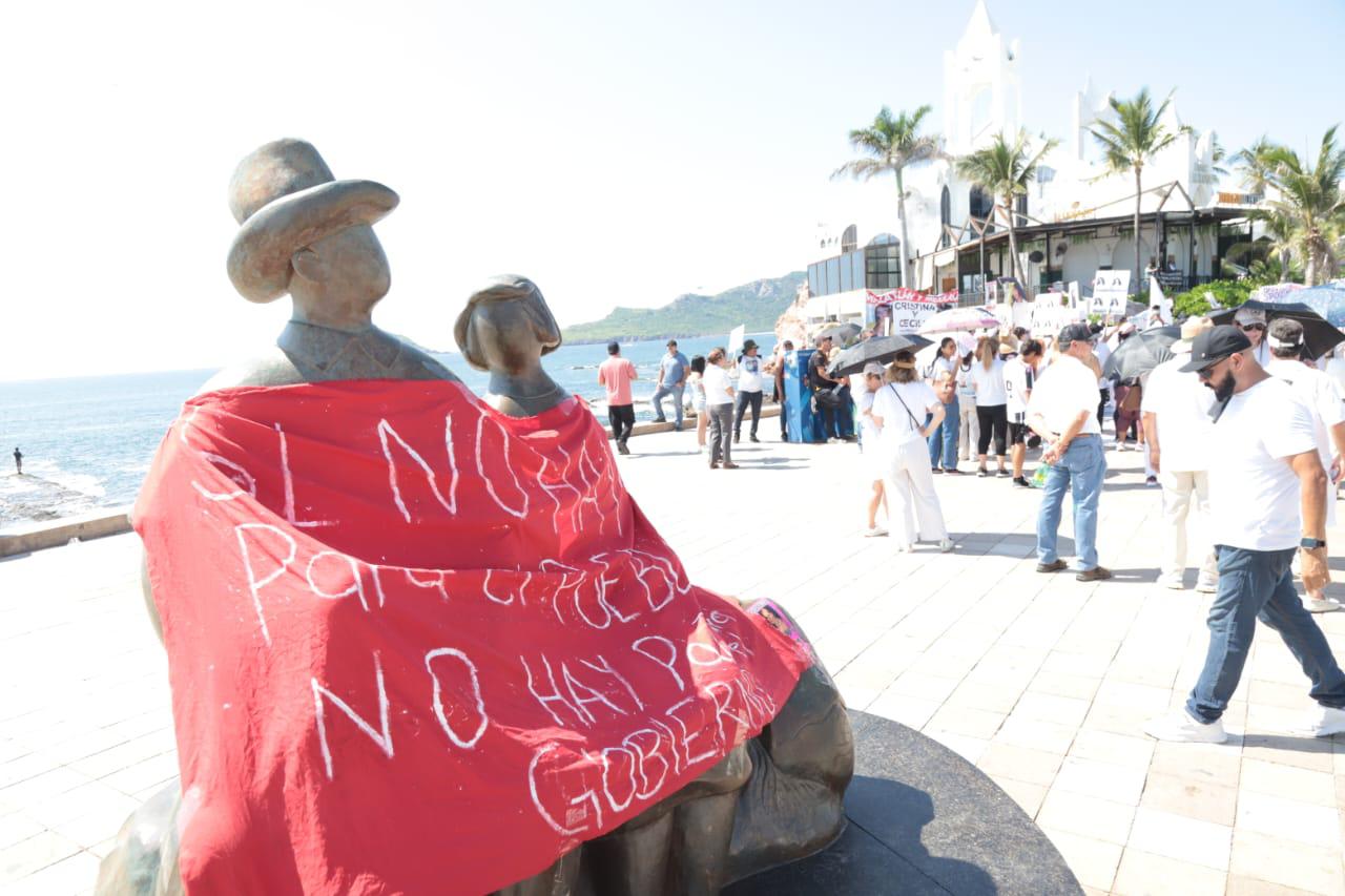$!Marchan en Mazatlán para exigir la aparición de Carlos Emilio y más desaparecidos