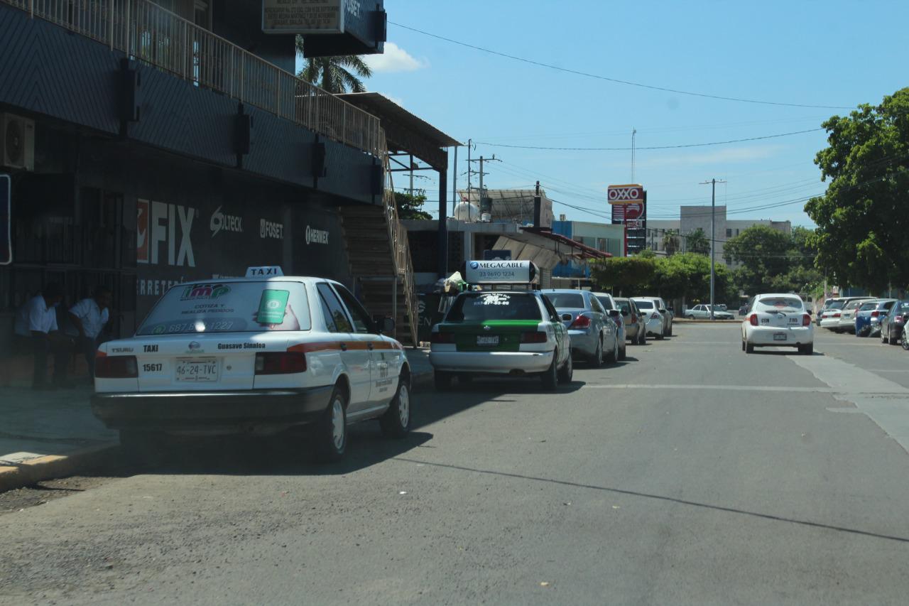 $!Taxistas de Guasave sobreviven a pandemia, plataformas digitales y alza de costos