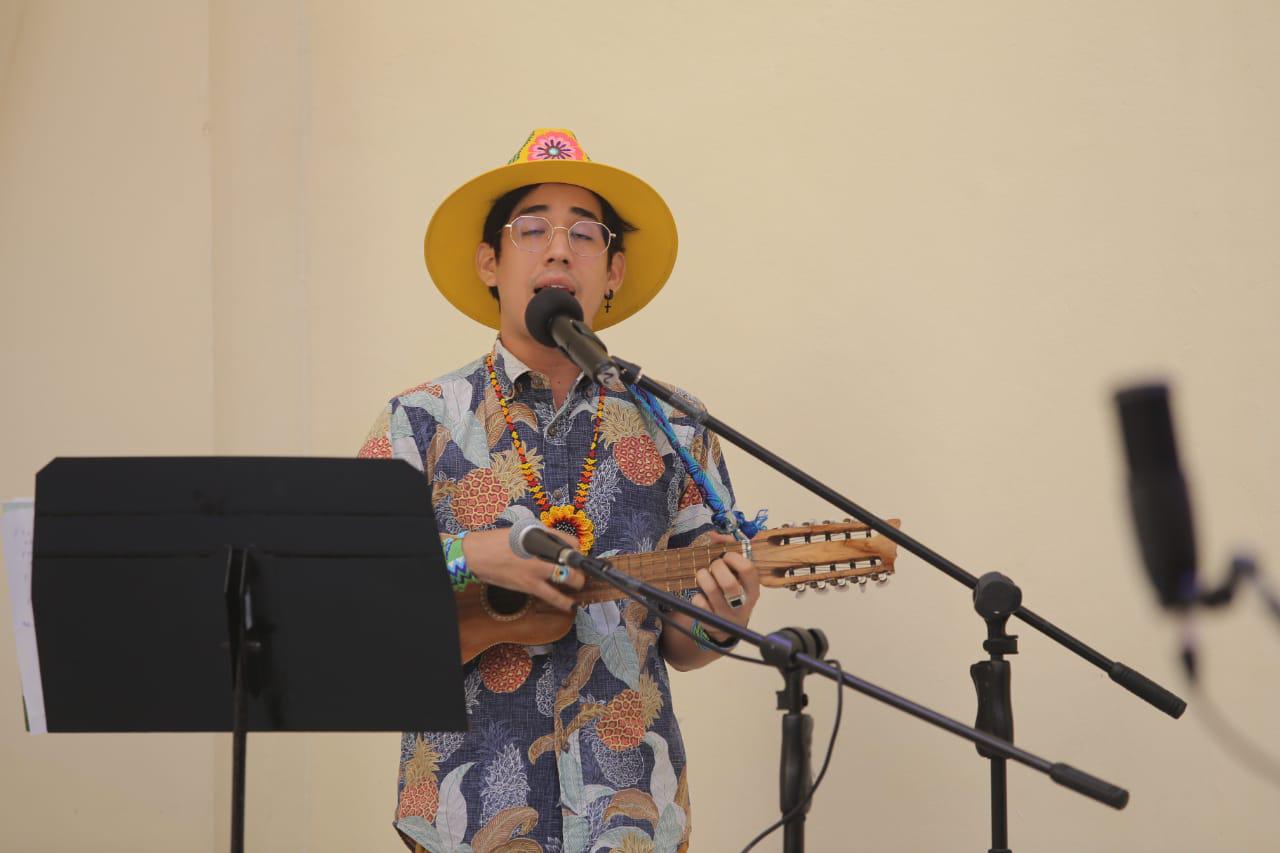 $!Jonathan Torrijos interpretó el son jarocho “La Guacamaya”.