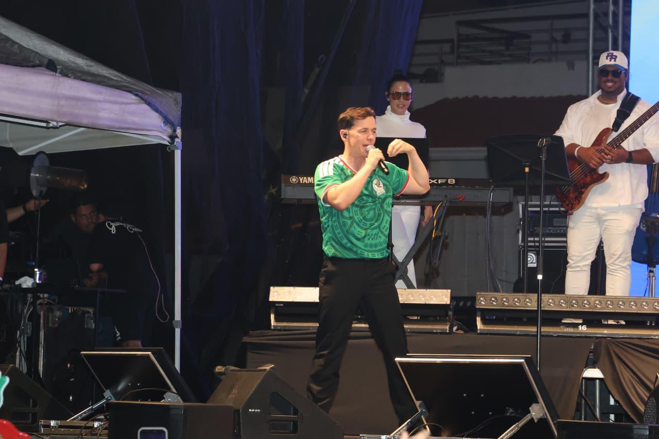 $!Guaynaa ‘arma’ la fiesta en Olas Altas y pone a bailar a Mazatlán
