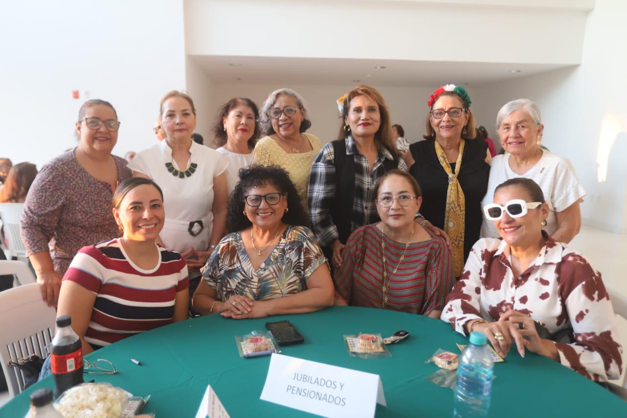 $!Las asistentes disfrutaron de una tarde llena de convivencia durante el bingo organizado por Anspac Mazatlán.