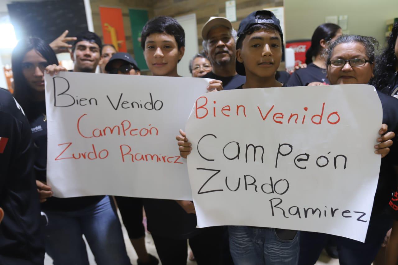 $!Con música de banda y muestras de cariño reciben al ‘Zurdo’ Ramírez en Mazatlán