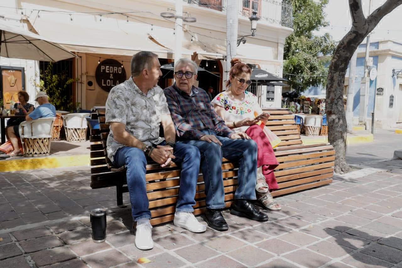 $!Gobernador Rocha Moya da la bienvenida a turistas que disfrutan del Carnaval Internacional de Mazatlán