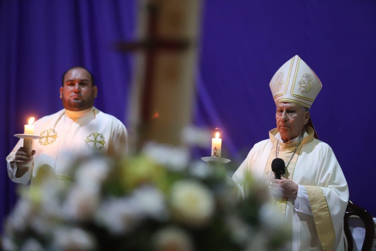 $!Celebran Resurrección de Jesucristo; encienden cirios y bendicen agua en Catedral de Mazatlán