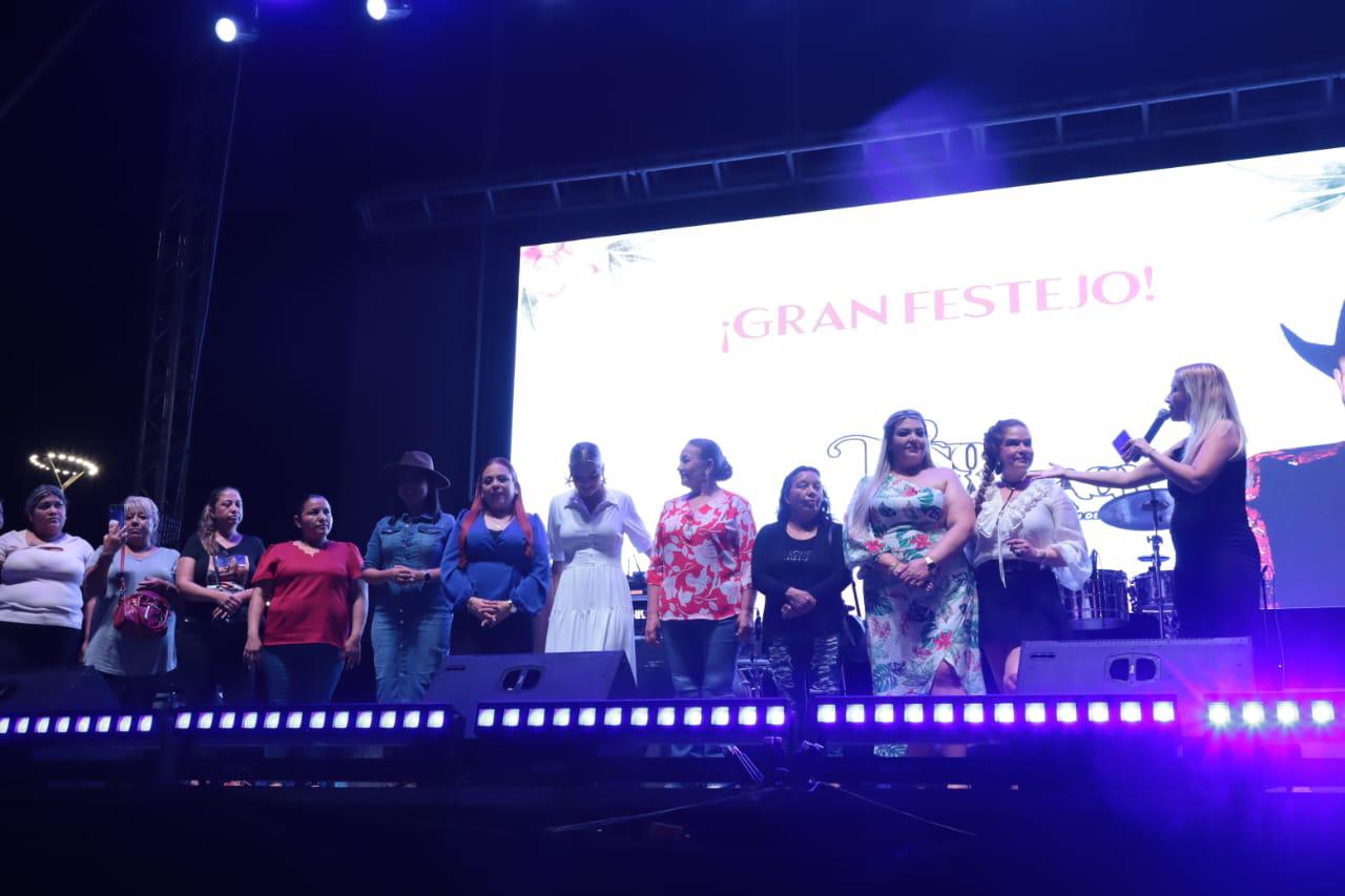 $!Madres de Mazatlán celebran su día con música, regalos y fiesta
