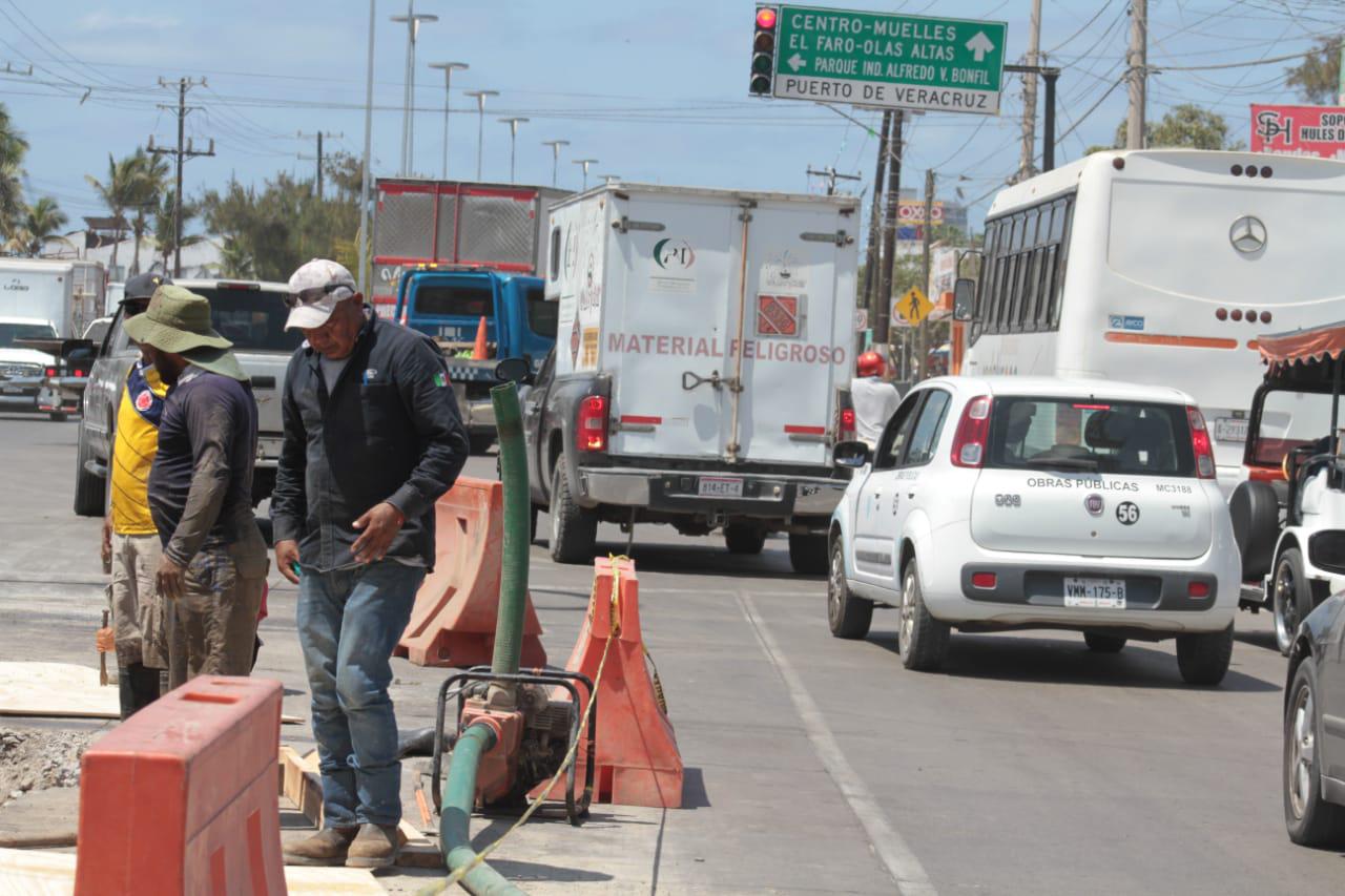 $!A 7 meses de su remodelación, rompen tramo de la Gabriel Leyva, en Mazatlán, para reparar fuga de drenaje