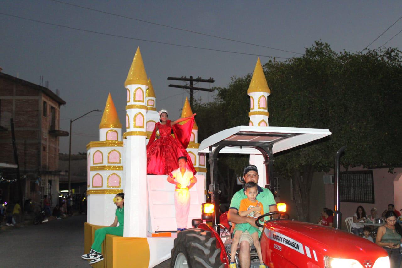 $!Disfrutan familias del desfile real del Carnaval de Rosario 2024