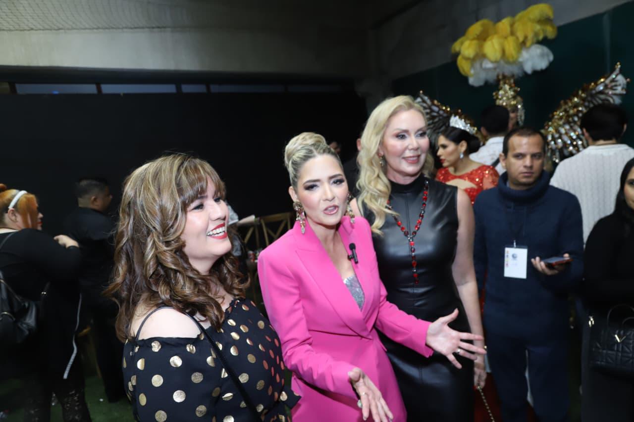 $!La Alcaldesa Estrella Palacios, entre Kathya Morales, Reina de los Juegos Florales 1992 y Tania Álvarez, Reina de los Juegos Florales de 1999.