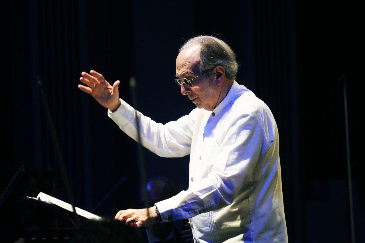 $!El maestro Gordon Campbell dirigió esa tarde a la Camerata Mazatlán.