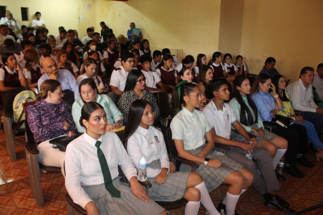 $!Gana alumno de Mazatlán concurso estatal de oratoria de Cobaes, en Rosario