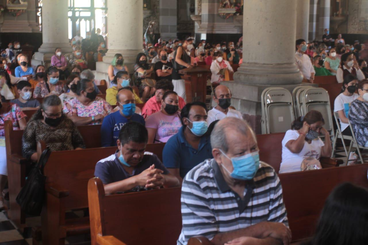 $!En Catedral de Mazatlán realizan el Viacrucis y llaman a imitar a Jesús