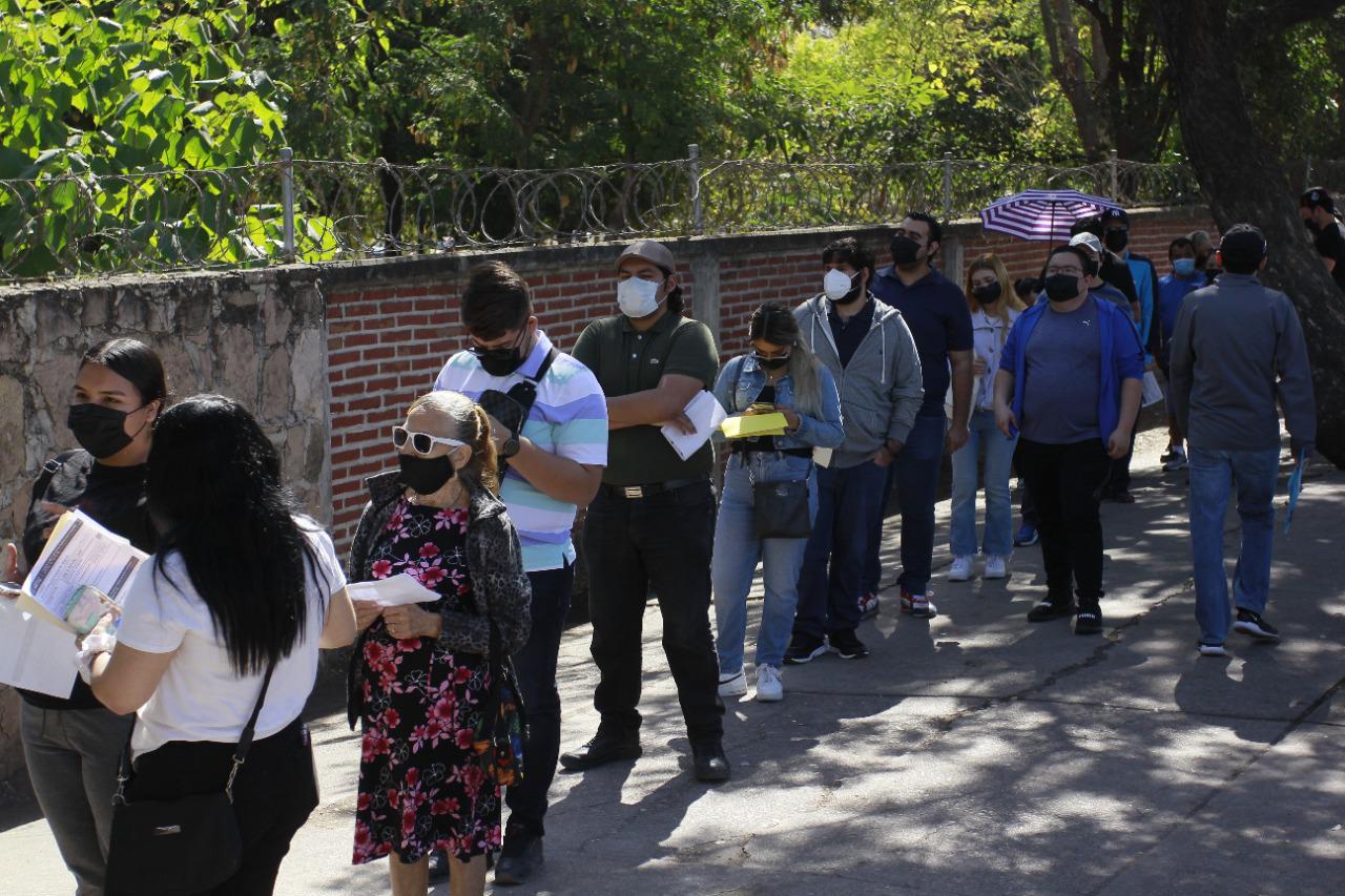 $!Pese a larga fila, vacunación de refuerzo en mayores de 18 años transcurre con fluidez en Culiacán