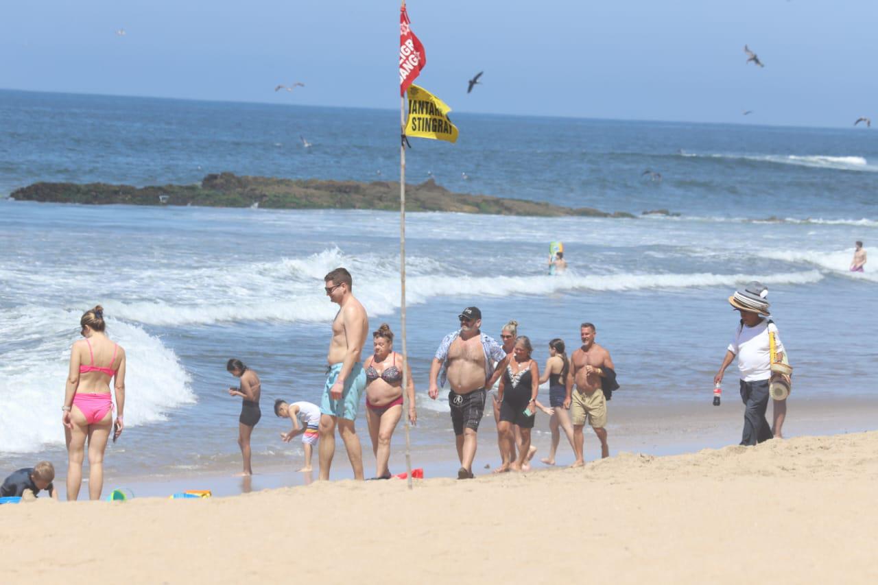 $!Disfrutan miles de personas de las playas de Mazatlán este Sábado de Gloria