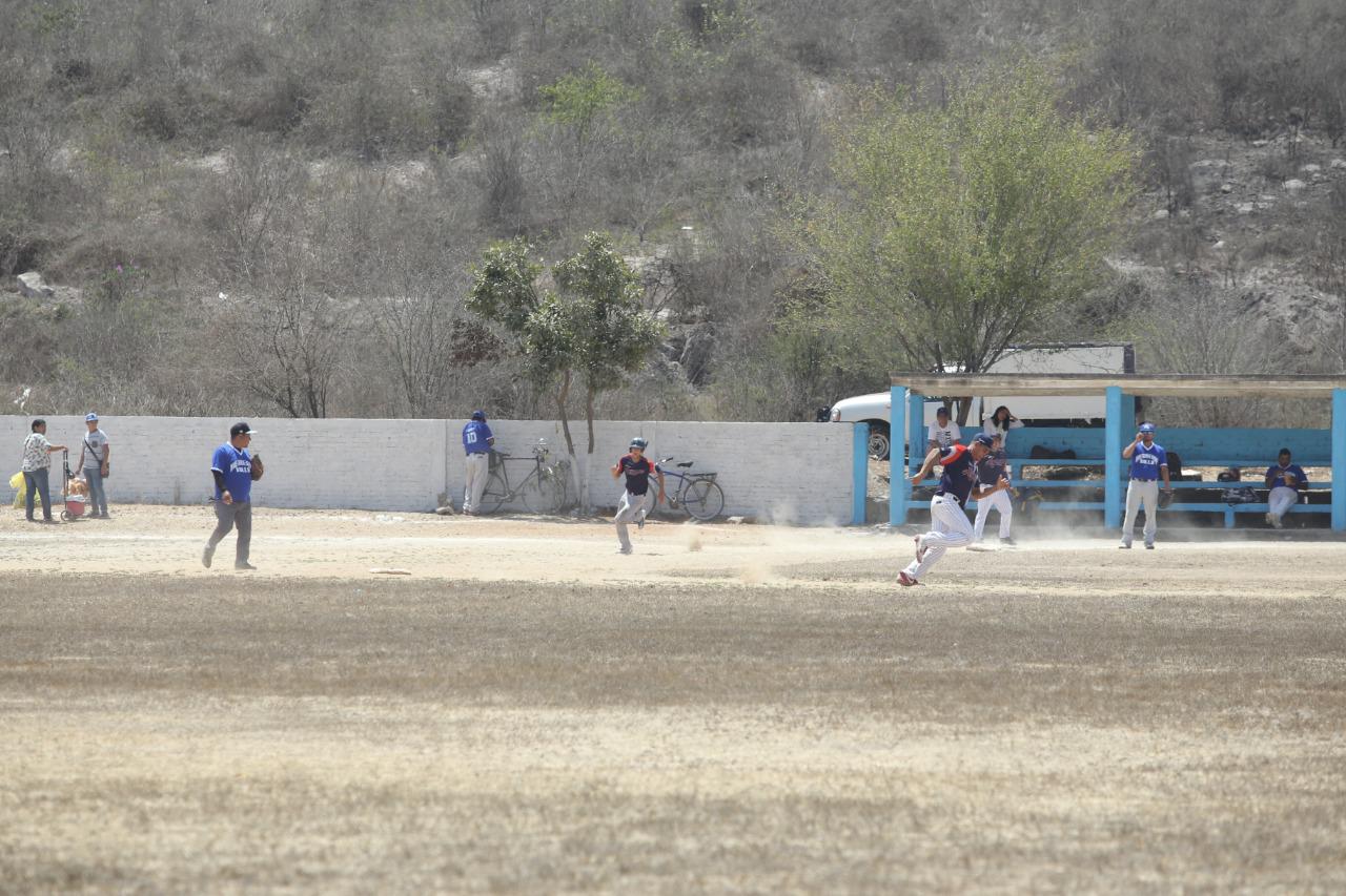 $!Familia Escobar da el primer golpe en las semifinales del beisbol Máster del Chololos