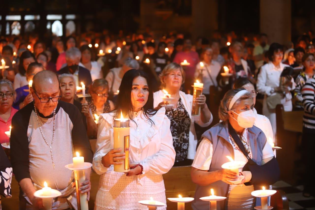 $!Celebran Resurrección de Jesucristo; encienden cirios y bendicen agua en Catedral de Mazatlán