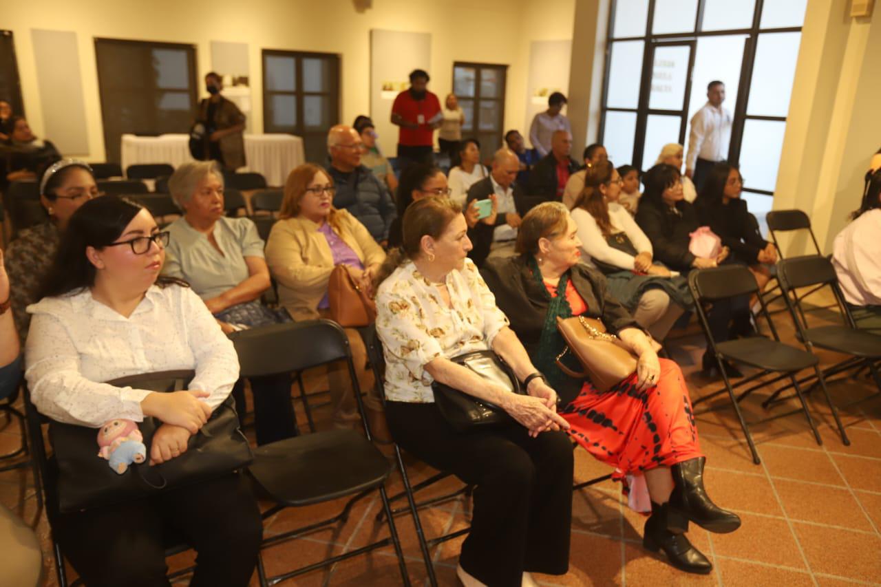 $!El público escuchó atento a los autores.