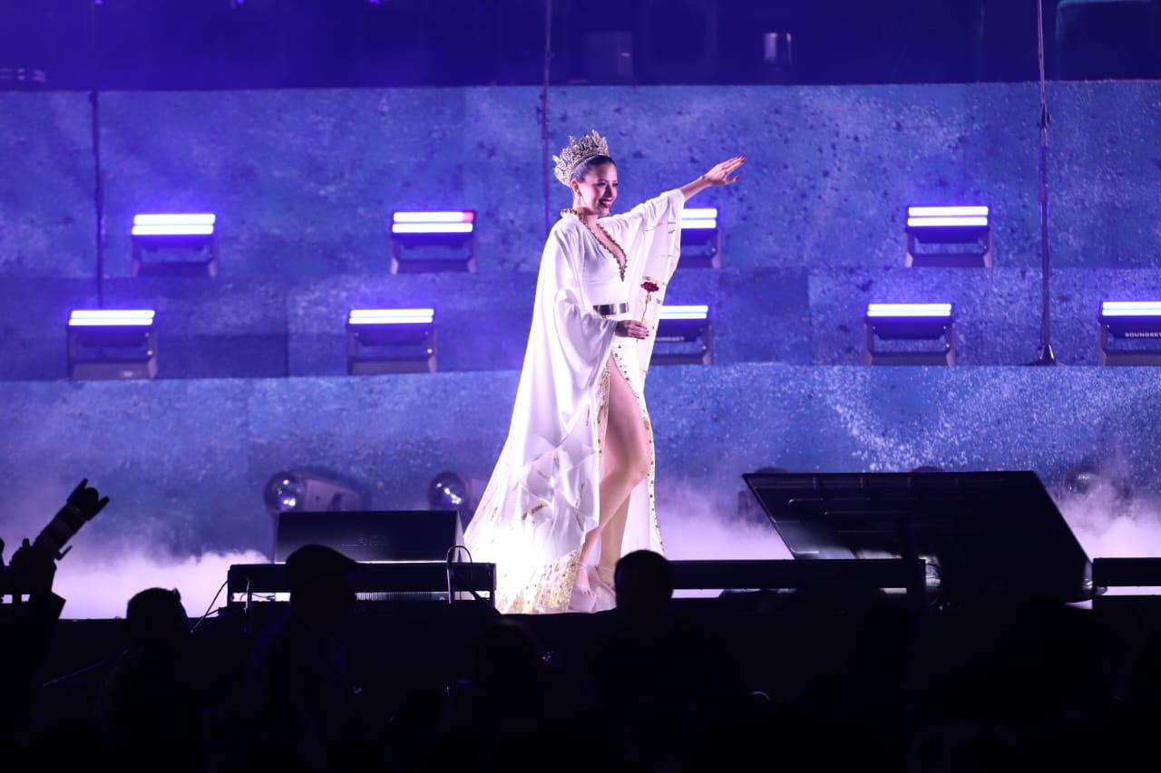 $!Siu Ling Cotero Chío, quien se despide de su corona al ser la reina del Carnaval 2024, encabezó la pasarela de las reinas homenajeadas.