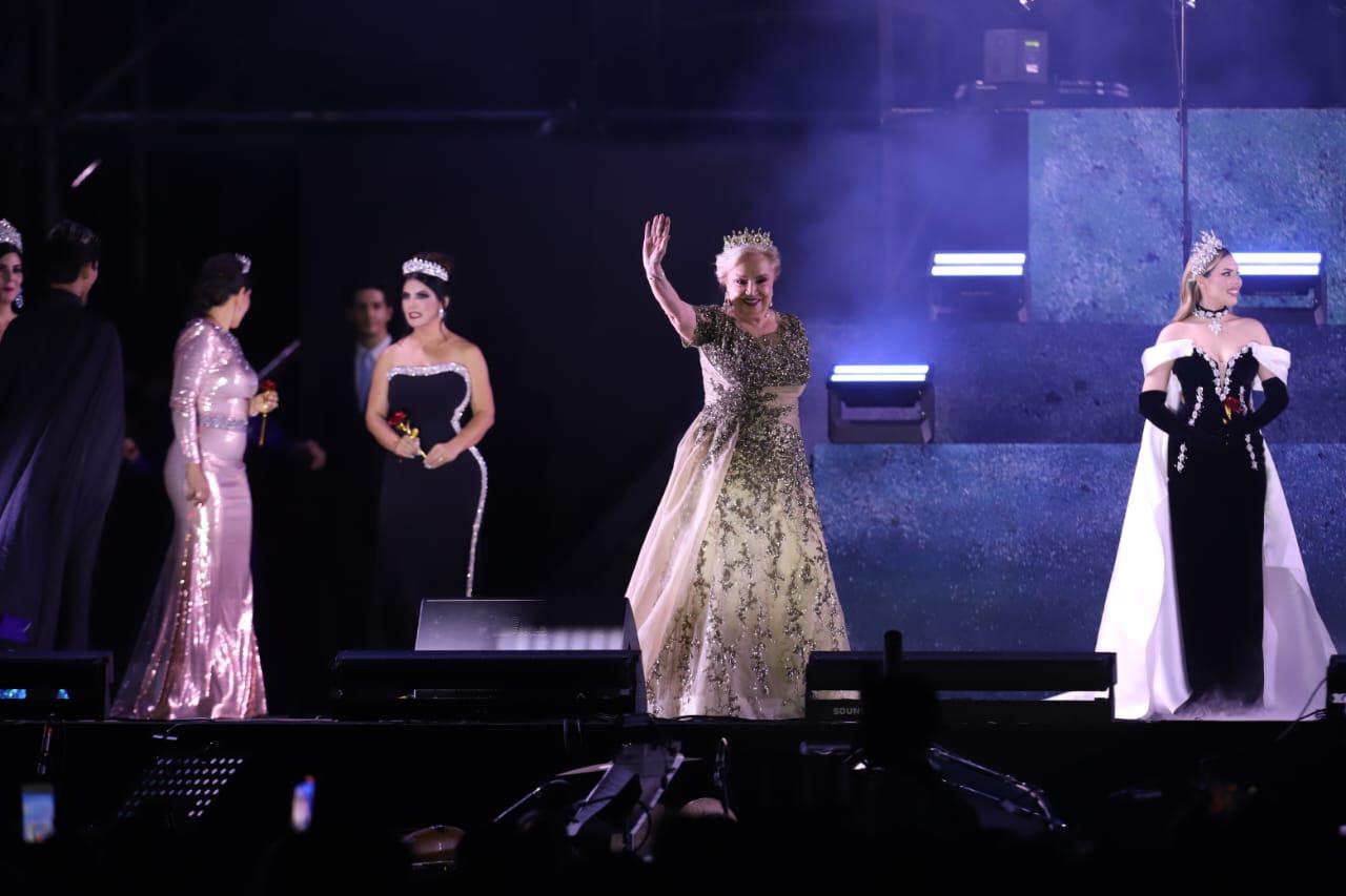 $!Rosa María López Arregui, Reina de los Juegos Florales de 1971, contenta de estar en la ceremonia del centenario de la corona de la poesía.