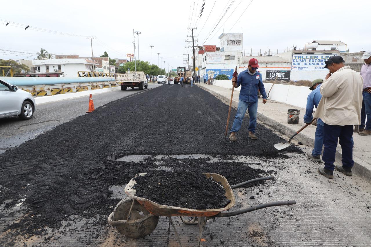 $!Reencarpetan el puente Juárez y se desata el tráfico en la Gabriel Leyva, en Mazatlán