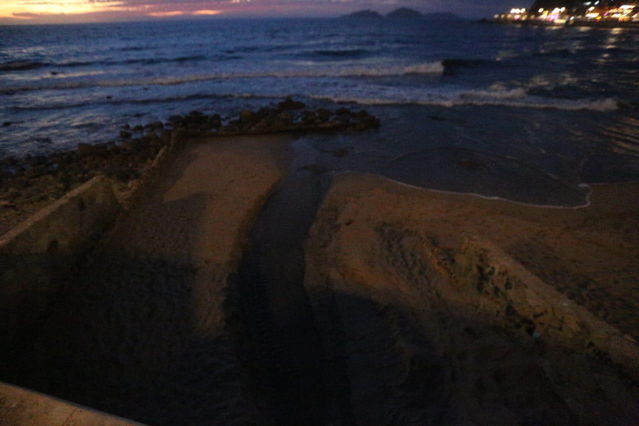 $!Caen aguas negras hacia el mar en Olas Altas, a horas de iniciar el periodo vacacional