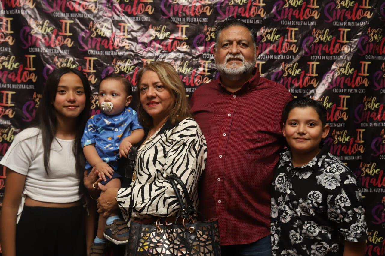 $!Daniel Zataráin y Aida Pazos con sus nietos, Romina, José y Damián.