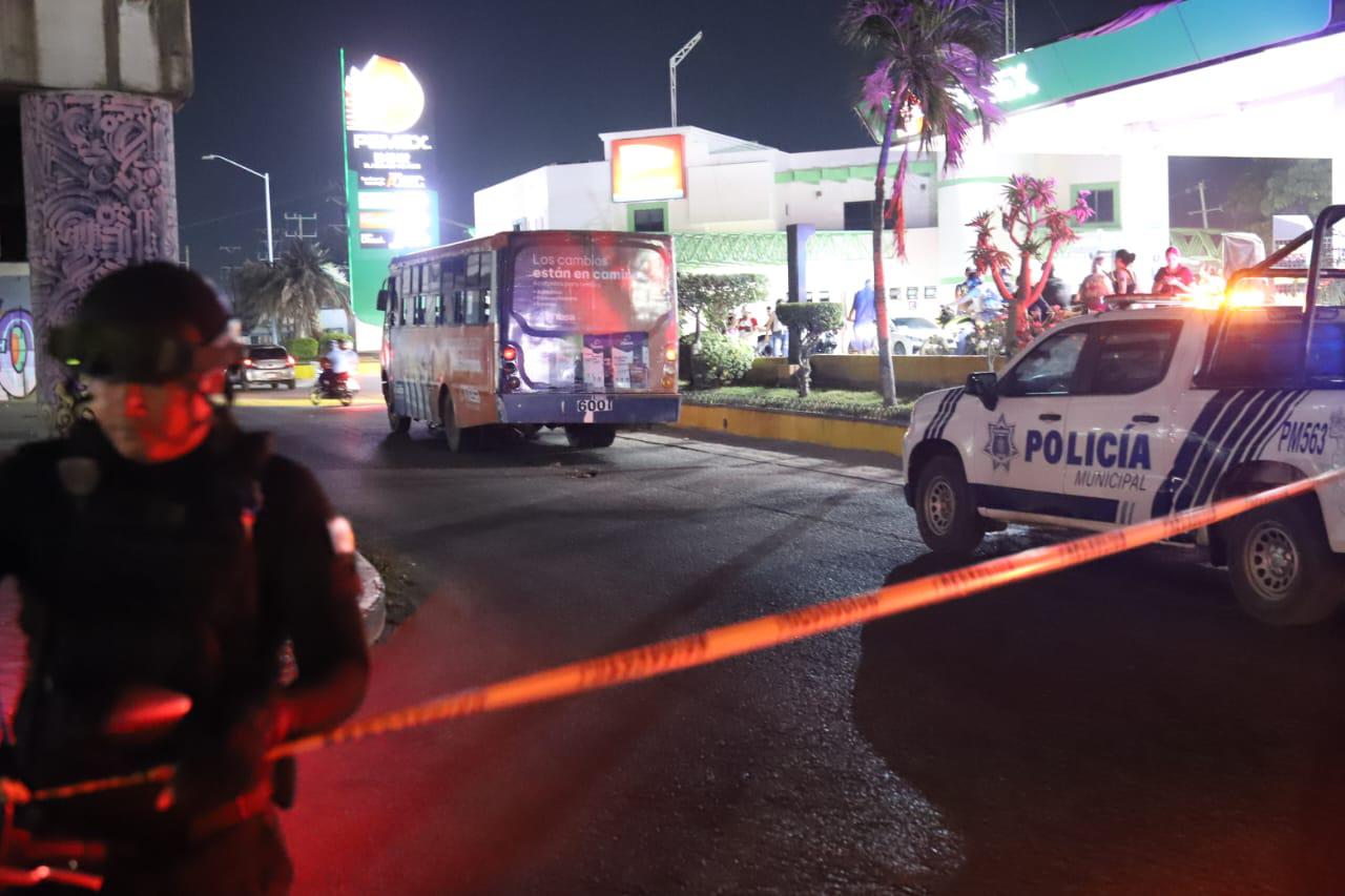 $!Ciclista muere arrollado por camión urbano en el Libramiento Colosio, en Mazatlán