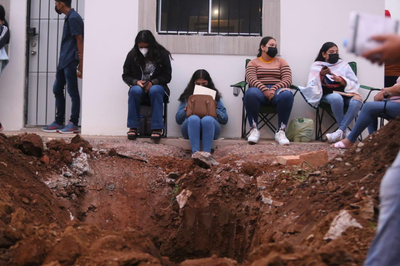 $!‘Acampan’ adolescentes en el Hospital Militar de Mazatlán para vacunarse contra el Covid