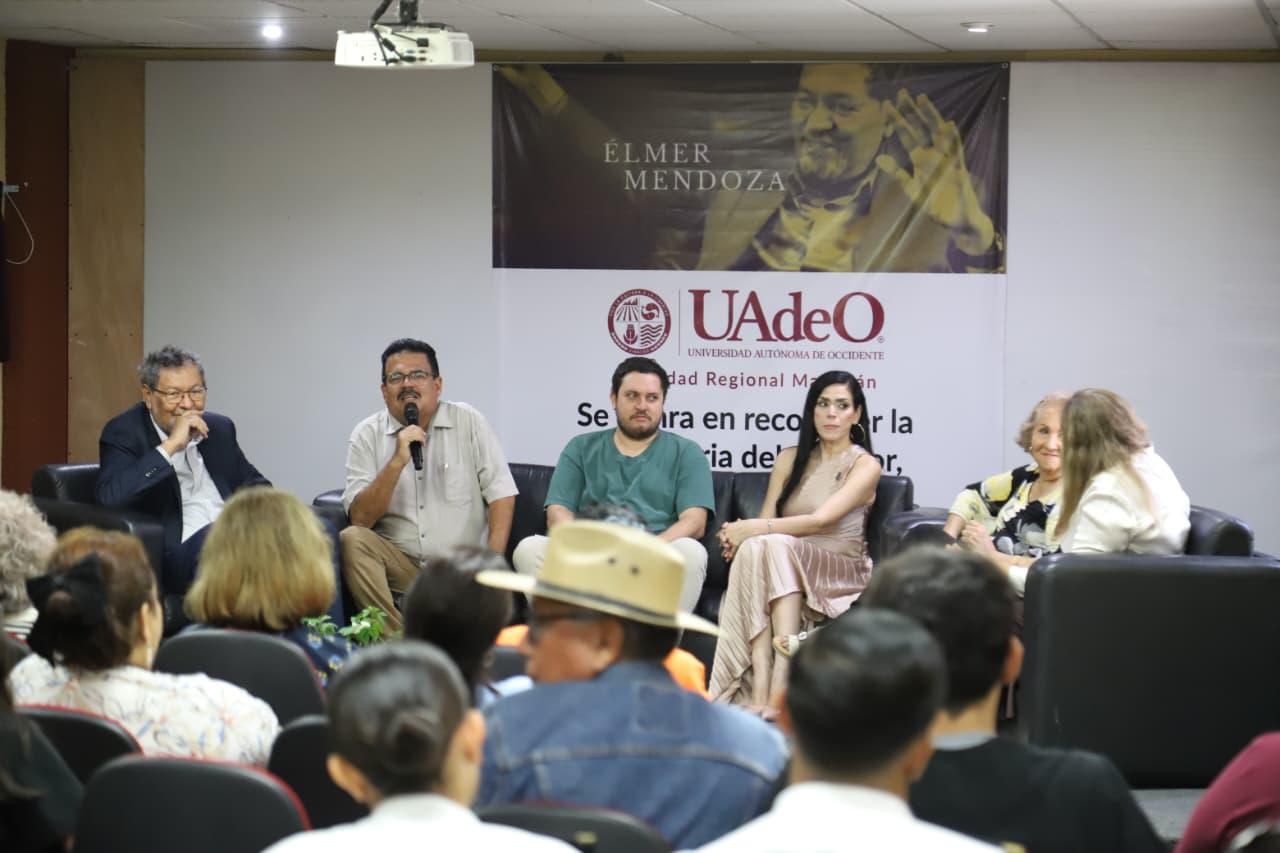 $!Estudiantes, maestros y la comunidad estudiantil acudió al homenaje.