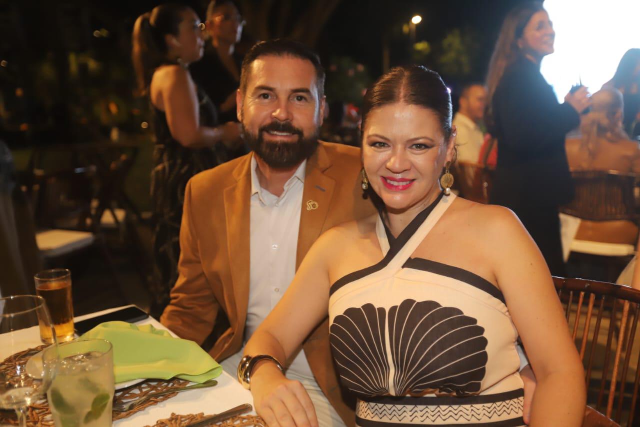 $!Sergio Rojas Velarde y Denisse Flores de Rojas.