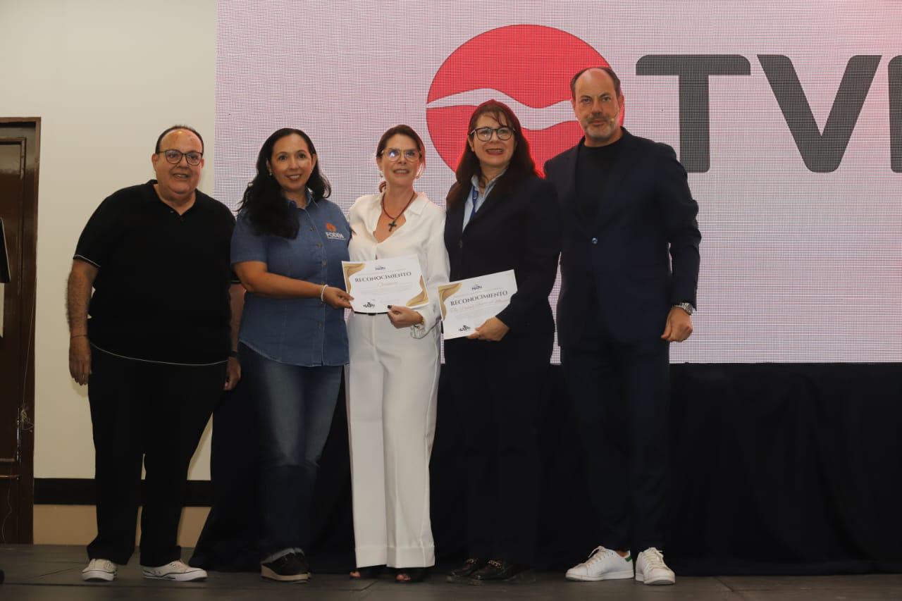$!Liliana Ruíz, coordinadora de FODEN y Griselda Arámburo, directora de Oceánica, con sus reconocimientos.