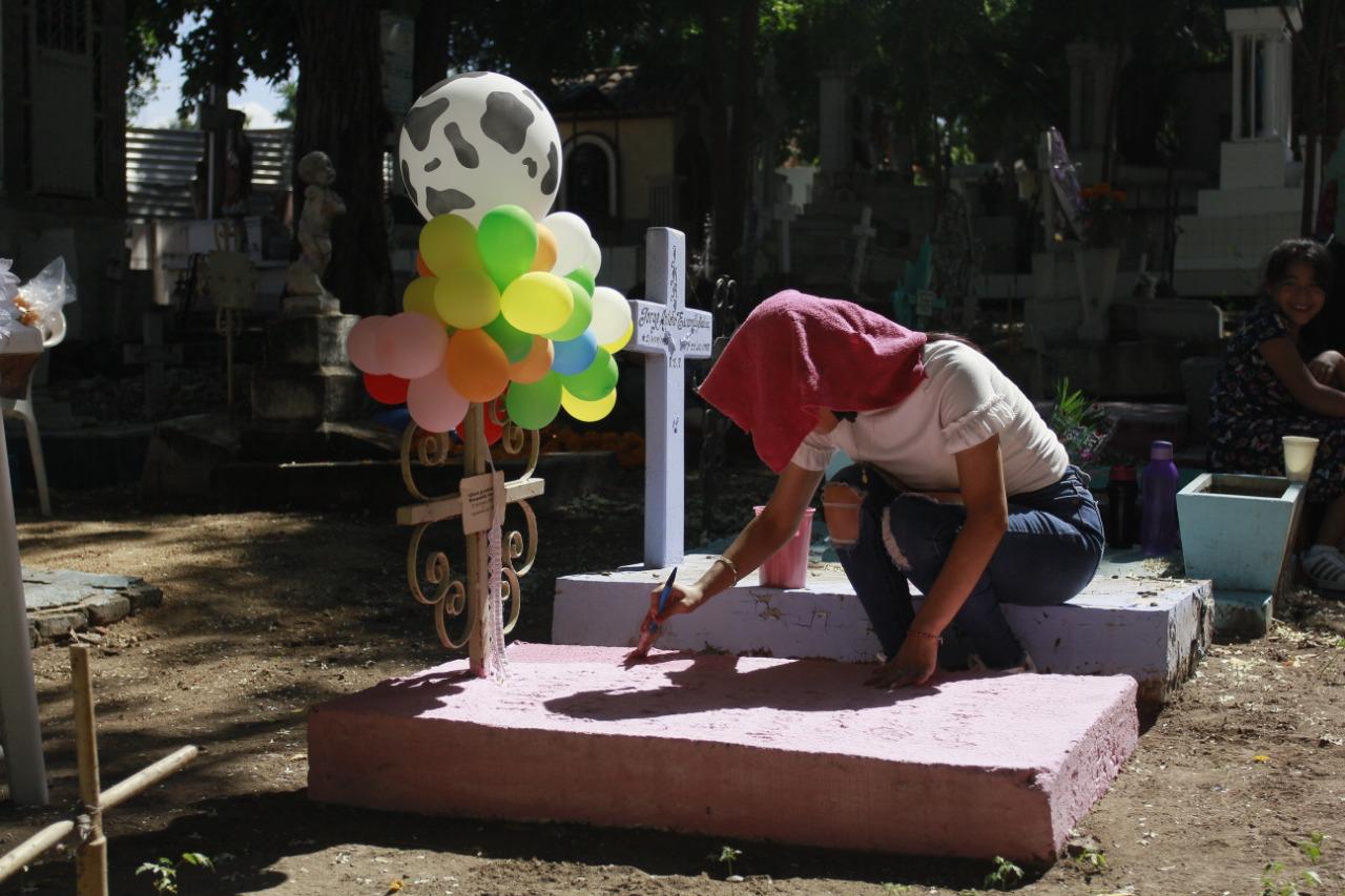 $!Con gran asistencia y sin contratiempos transcurre el Día de los Angelitos, en el Panteón Civil de Culiacán