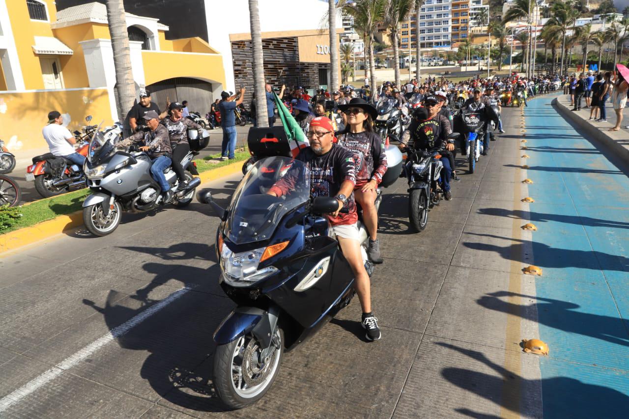 $!Cientos de motociclistas recorren el paseo costero de Mazatlán dentro de la Semana de la Moto