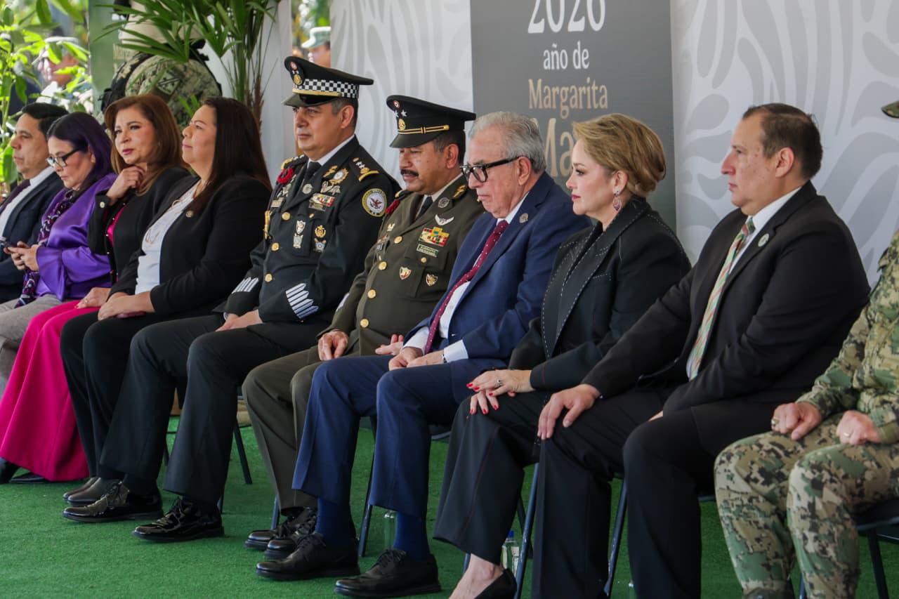 $!Sinaloa conmemora el Día de la Bandera; Rocha toma protesta a escoltas estudiantiles