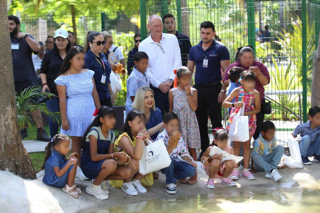 $!La Alcaldesa de Mazatlán, Estrella Palacios, y Simón Norris, director General de Gran Acuario Mazatlán, junto a algunos pequeños que asistieron al recorrido.