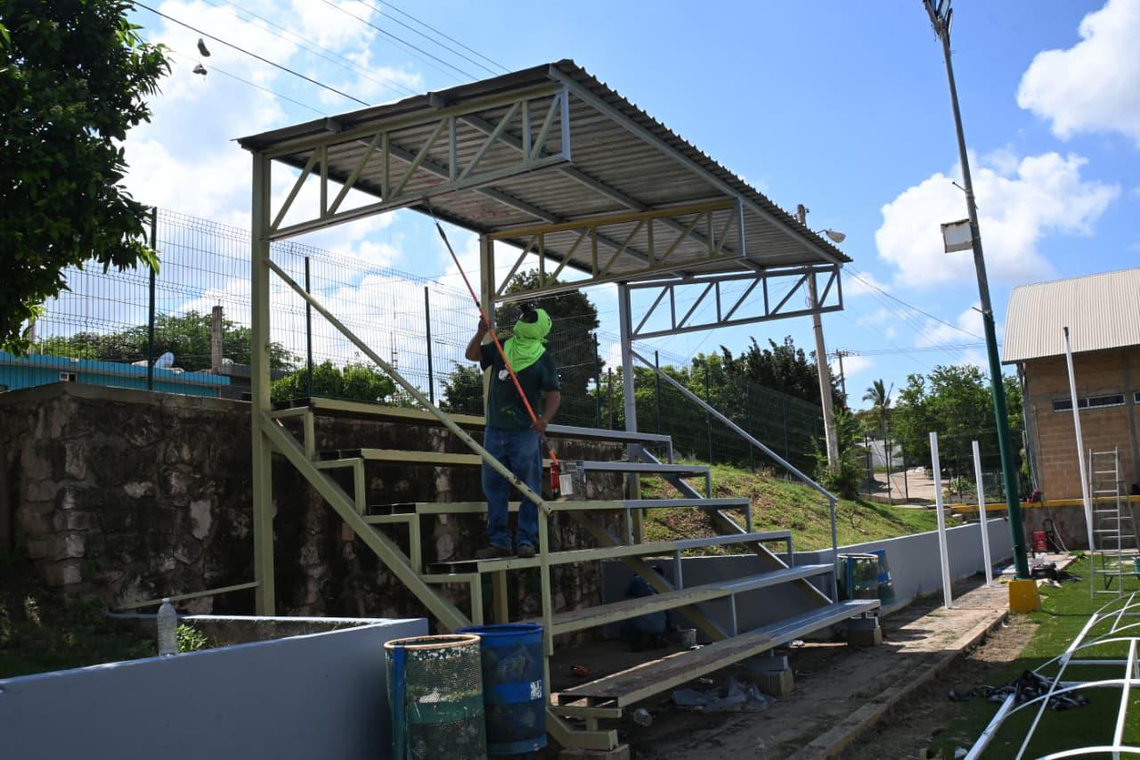 $!Lomas del Ébano se renueva: cancha de futbol entra en fase final de rehabilitación