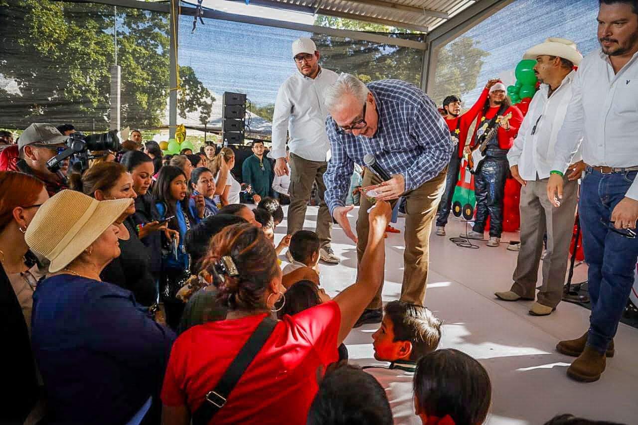 $!Celebran la Gran Posada 2025 en Ahome y regalan 3 mil bicicletas, comida, dulces y juguetes