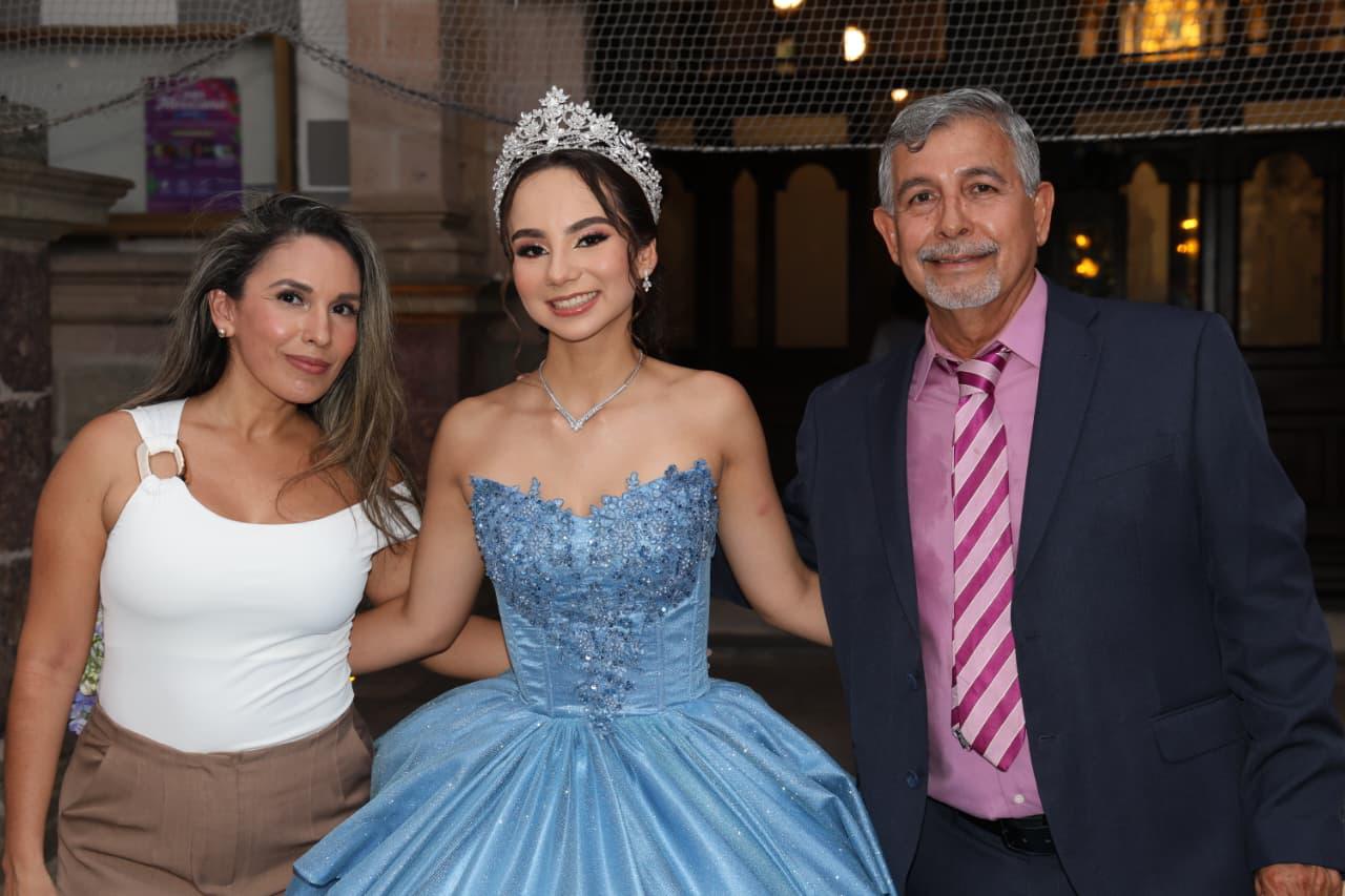 $!Elva y José Ángel Gómez Llanos con la quinceañera.