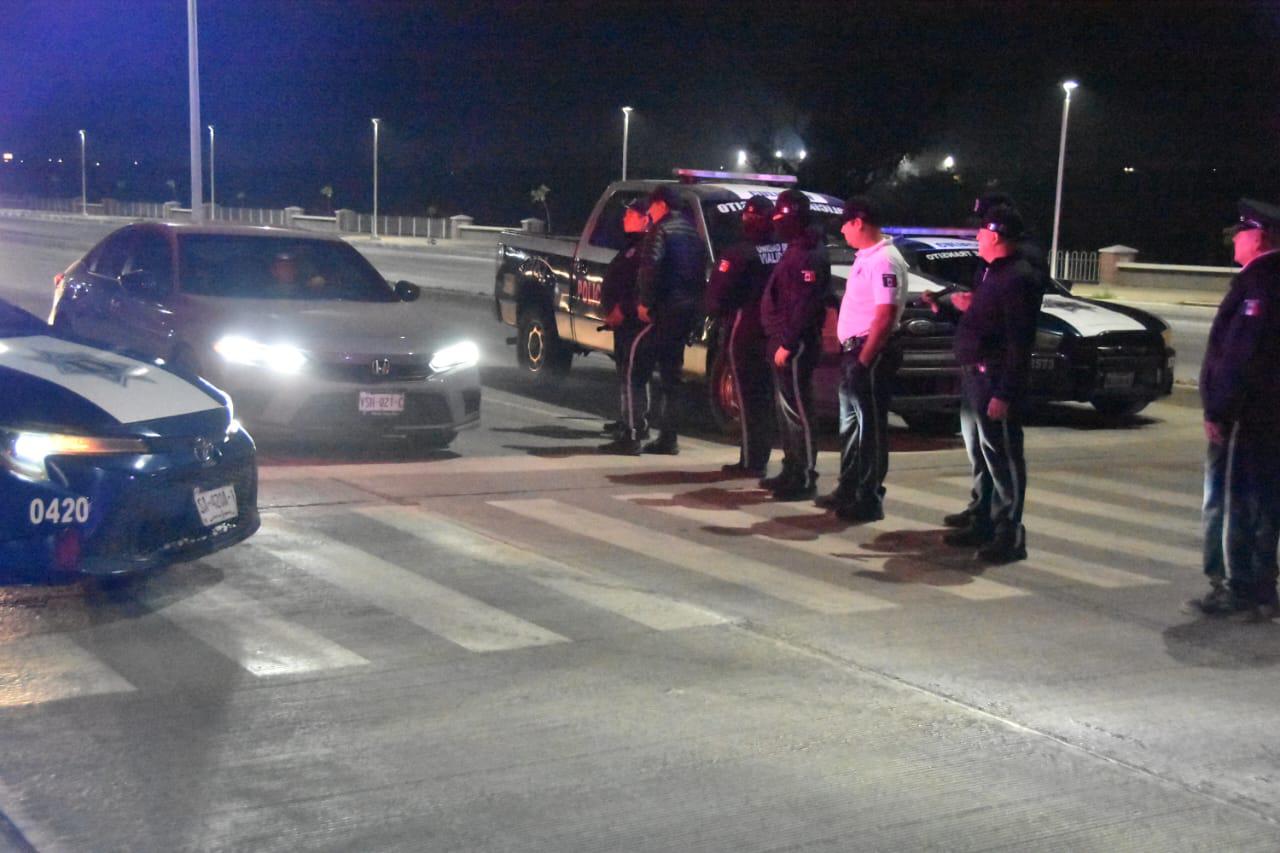 $!Van 31 vehículos asegurados y un detenido por arrancones en Nuevo Malecón, en Culiacán