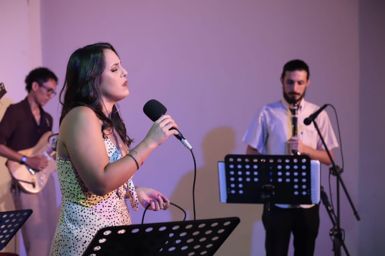 $!Mariana Pamplona, vocalista de la agrupación Chicos Jazz, deleitó a los presentes con su voz.