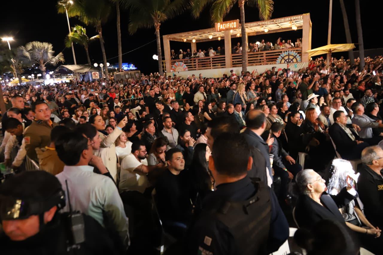 $!Más de 70 mil personas se reunieron en El Venadito de Olas Altas.