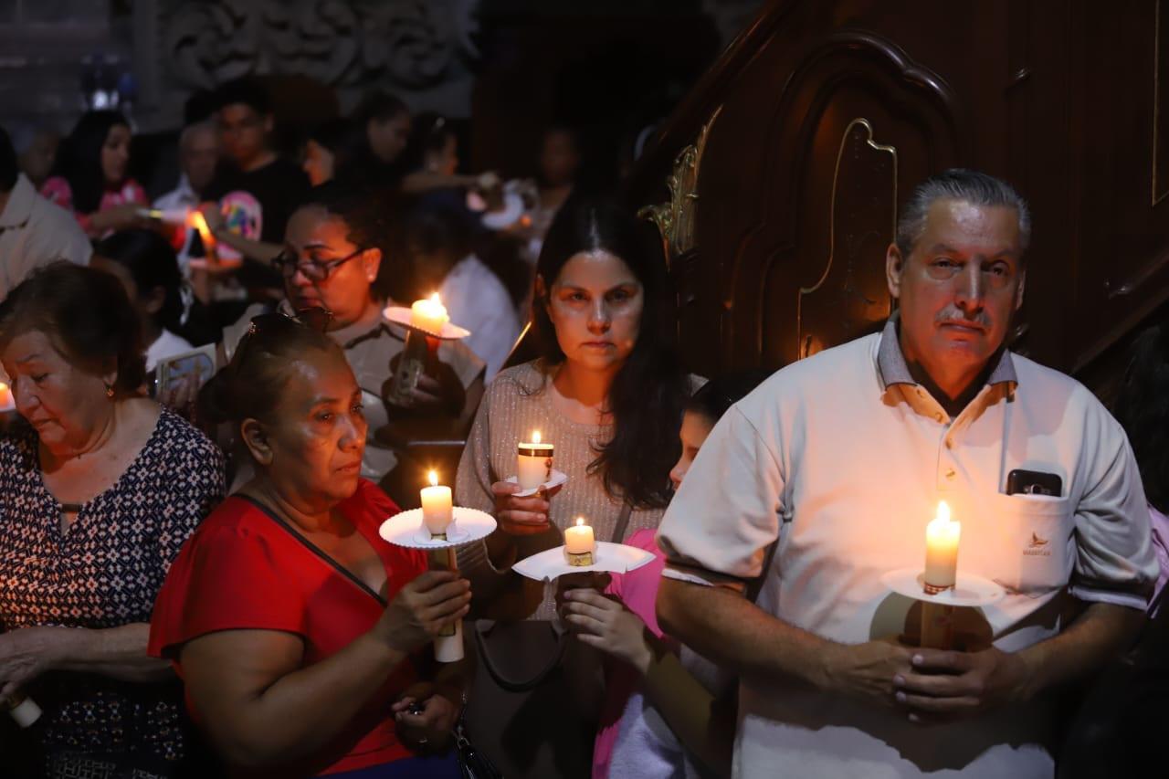 $!Celebran Resurrección de Jesucristo; encienden cirios y bendicen agua en Catedral de Mazatlán