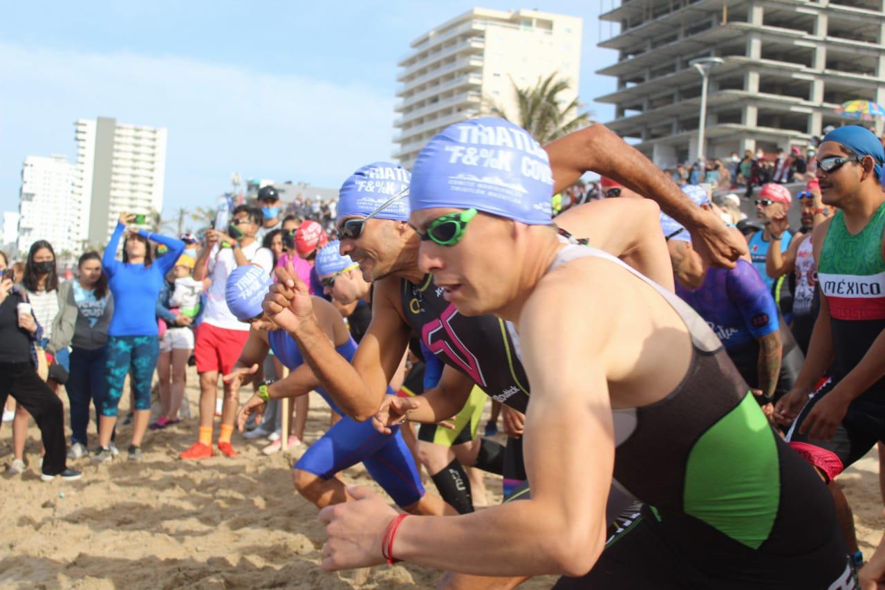 $!Mercedes Romero y René Martínez imponen su clase en Triatlón F&amp;5K Covid Mazatlán 2021