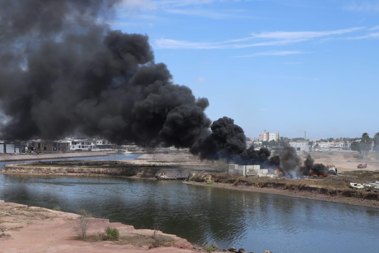 $!Se incendian autos y yates en la marina de un fraccionamiento de Mazatlán