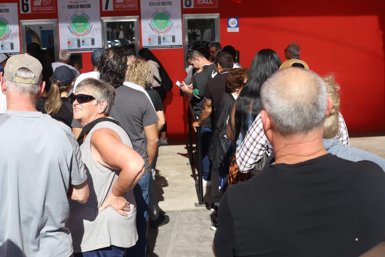 $!Aficionados se apresuran por un boleto de Venados vs. Tomateros