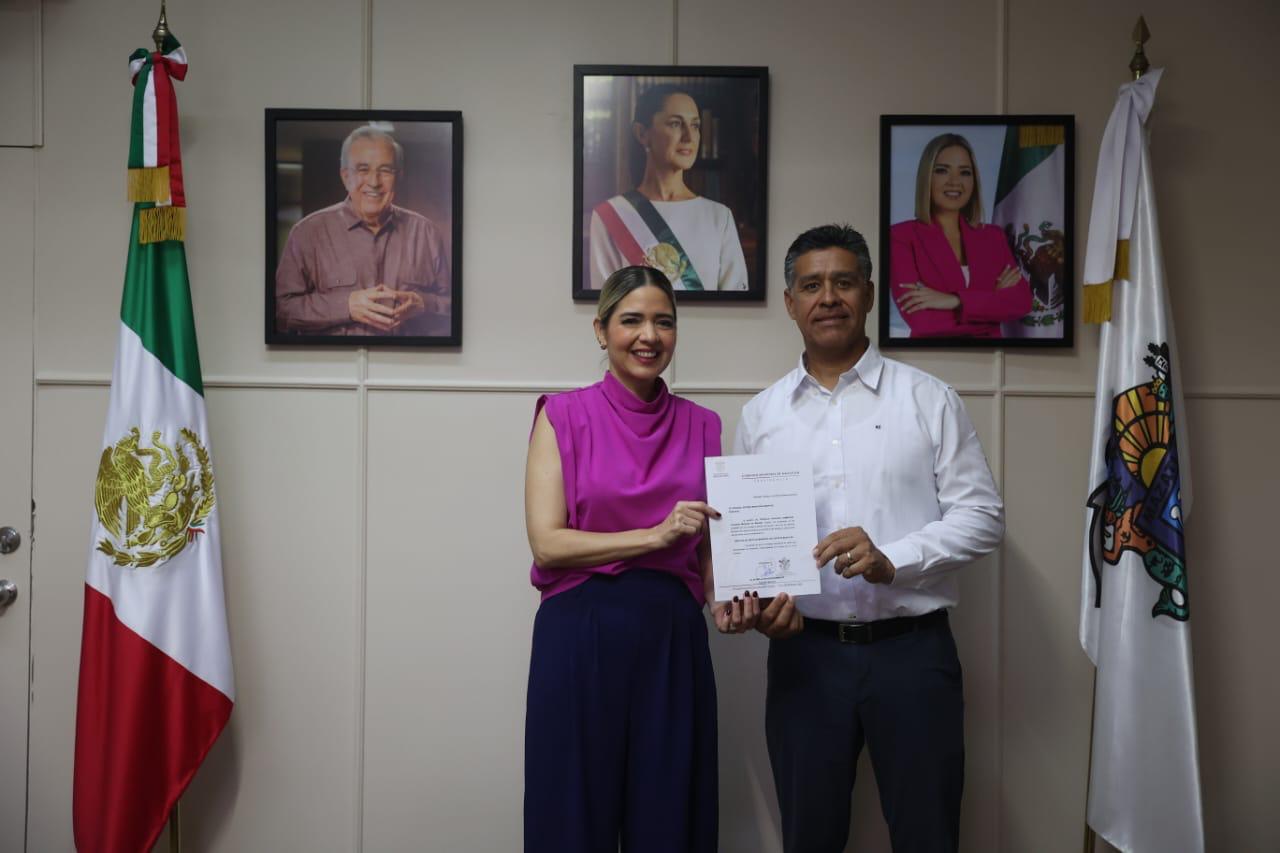 $!Estrella Palacios toma protesta a Ezequiel Mora, nuevo director del Imdem