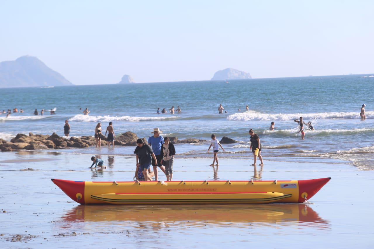 $!Pese al frío, cientos salen a disfrutar de la playa y malecón de Mazatlán