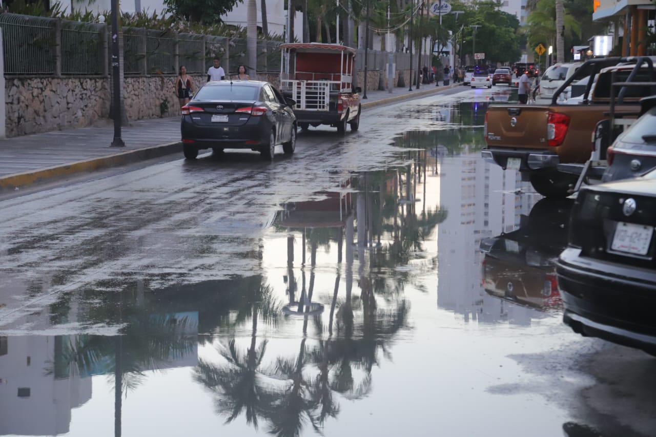 $!Turistas del puente revolucionario se topan con aguas negras en la Zona Dorada de Mazatlán